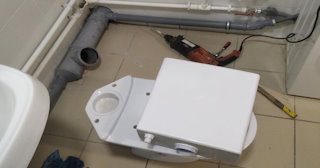 Установка напольного унитаза в Геленджике: монтаж под ключ от СантехДомГлн от 5102 рублей.